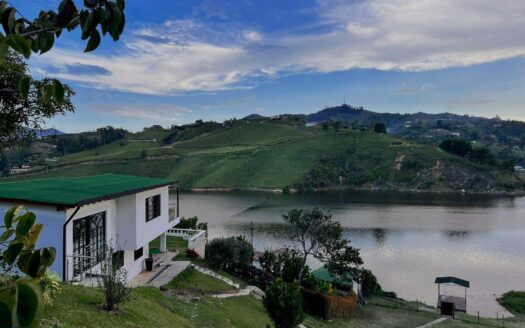 El Peñol, Vereda La Cristalina – Casa de Campo de 4 Habitaciones con Vista al Embalse – MLS 248191