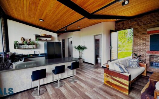 Casa moderna de 4 habitaciones en El Peñol con vistas a la represa y montañas – MLS 257055