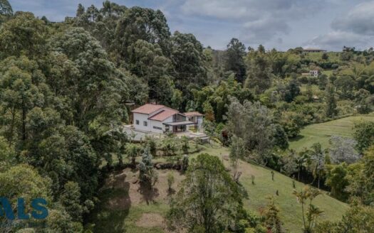 Casa de Lujo Frente la represa de 4 Habitaciones en La Chapa El Peñol – MLS 250357