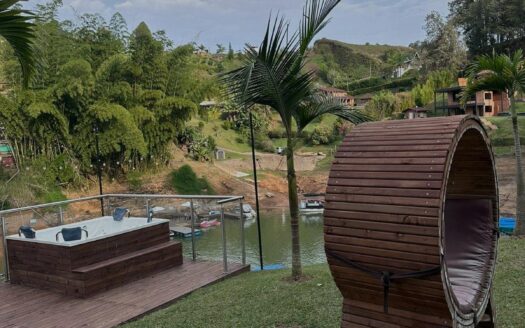 Finca en El Peñol con muelle, jacuzzis y vista a la represa – MLS 258423