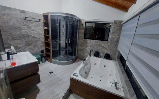 Finca en El Peñol con muelle, jacuzzis y vista a la represa – MLS 258423