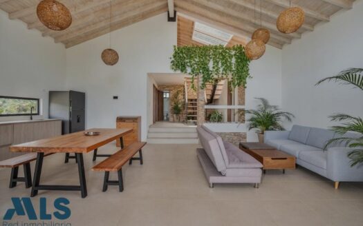 Casa de Lujo Frente la represa de 4 Habitaciones en La Chapa El Peñol – MLS 250357