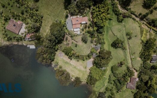 Casa de Lujo Frente la represa de 4 Habitaciones en La Chapa El Peñol – MLS 250357