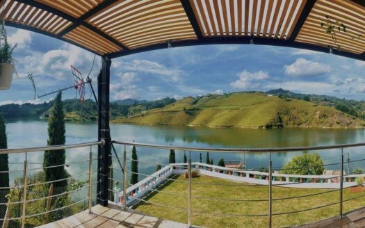 El Peñol, Vereda La Cristalina – Casa de Campo de 4 Habitaciones con Vista al Embalse – MLS 248191