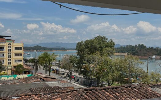 Apartamento Amoblado de 2 Habitaciones en el Malecón de Guatapé – MLS 255453