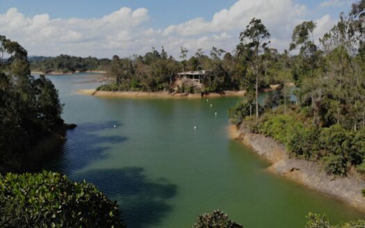 Lote Frente la Represa en el Centro de Guatapé en Venta – MLS 251256